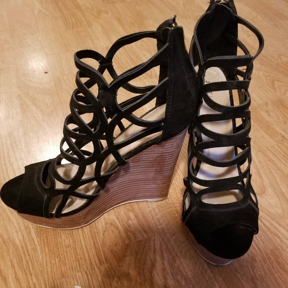 Black wedges